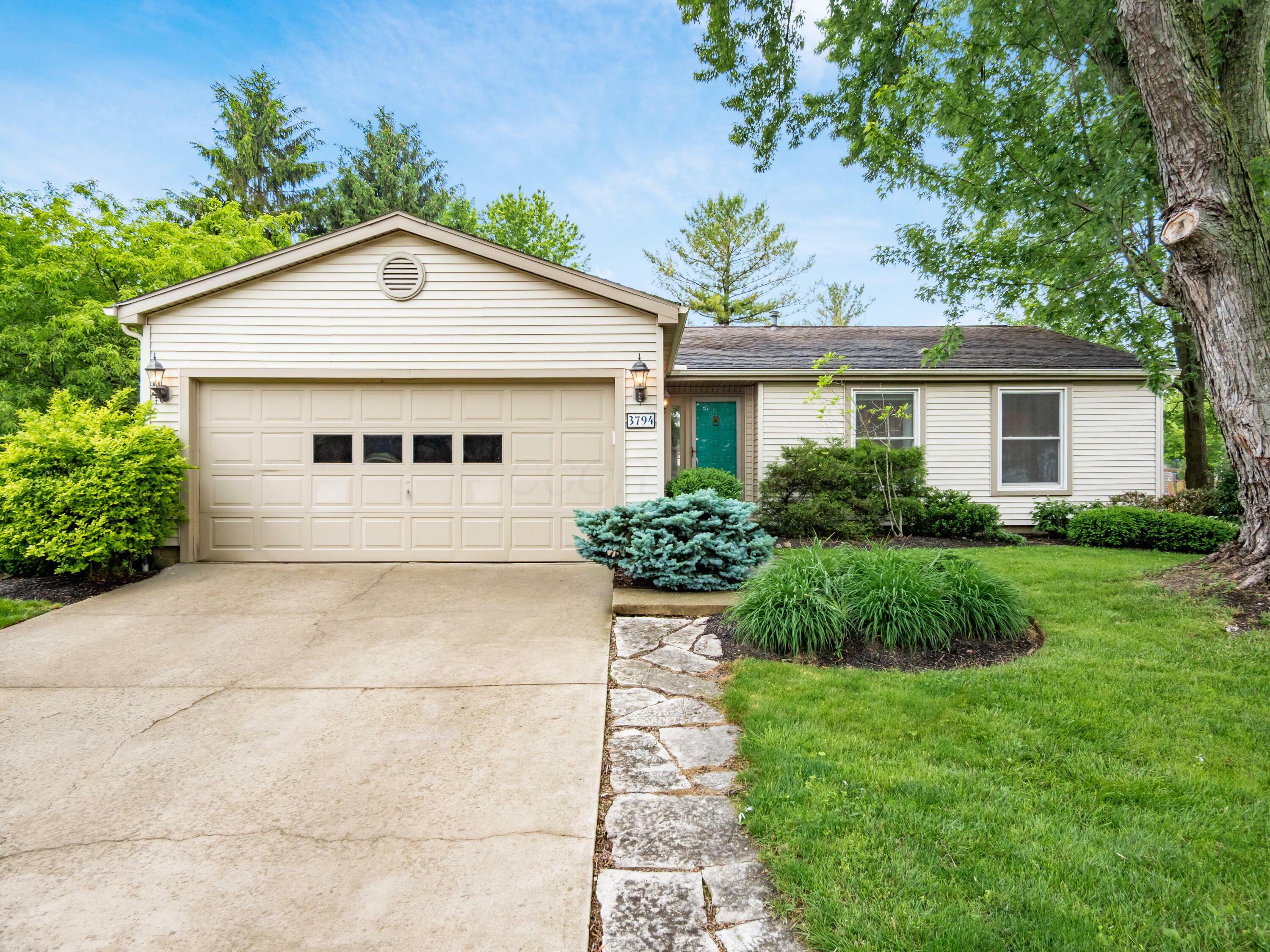 Property Photo: 3794 Bridle Court OH 43221