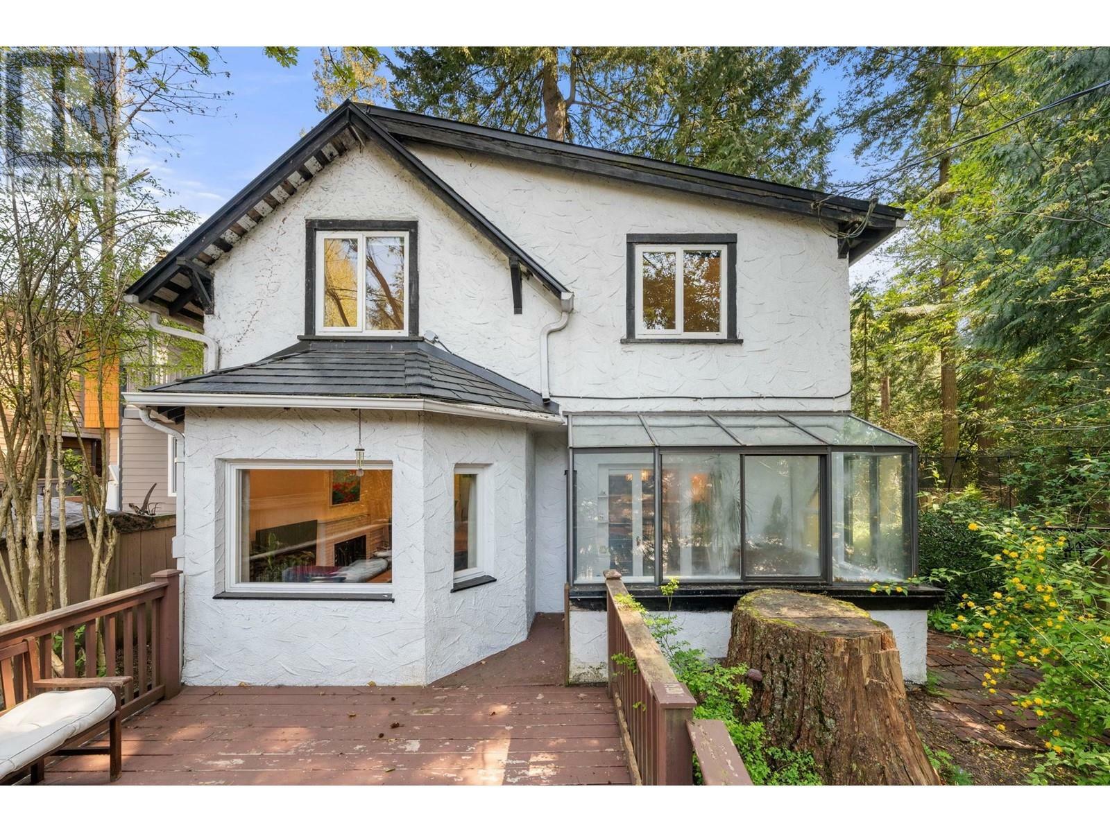 Photo de la propriété: 2052 Capilano Road BC V7P 3B8