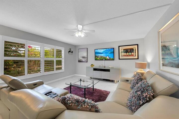 Property Photo: 6017 Bayview Dr 6017 FL 33308