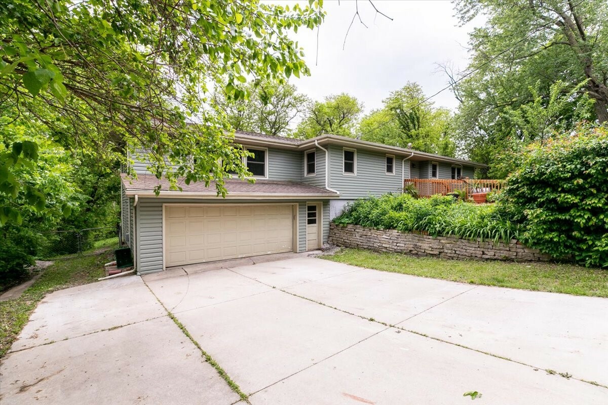Property Photo: 1060 NW 70th Place IA 50023