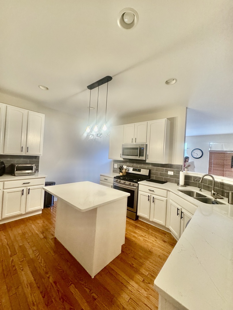Property Photo: 1676 Fredericksburg Lane IL 60503