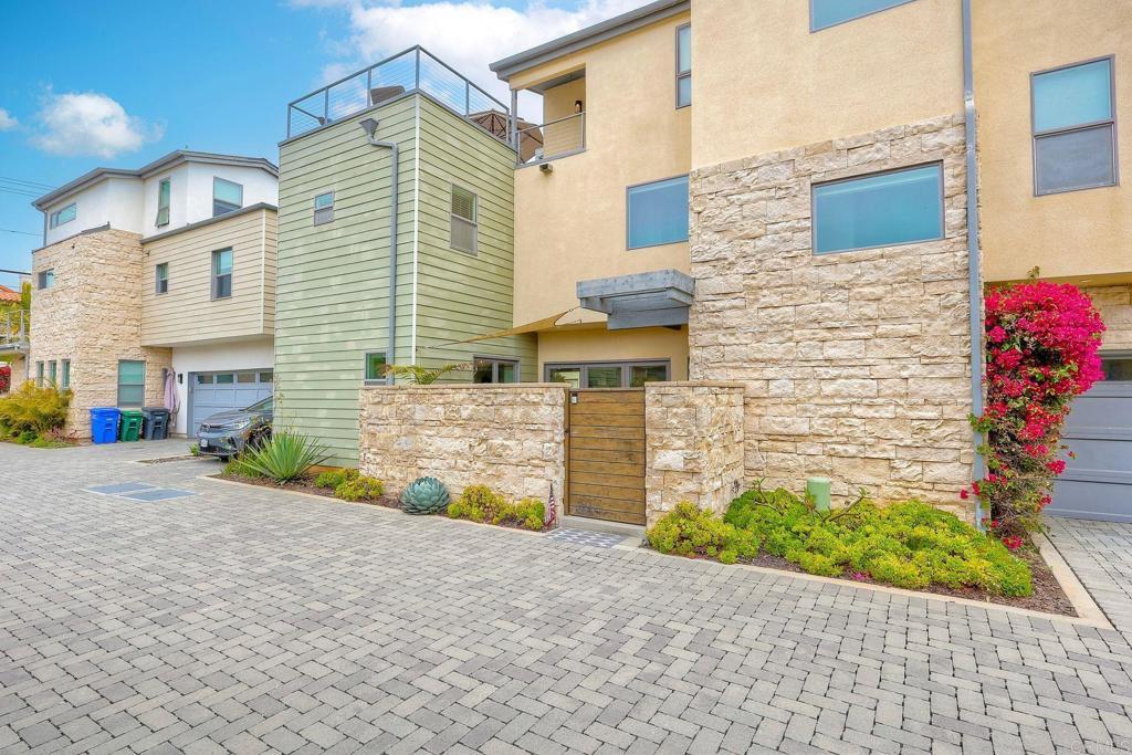Property Photo: 295 Chinquapin Ave CA 92008