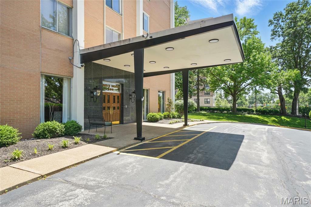 Property Photo:  900 S Hanley Road 1D  MO 63105 