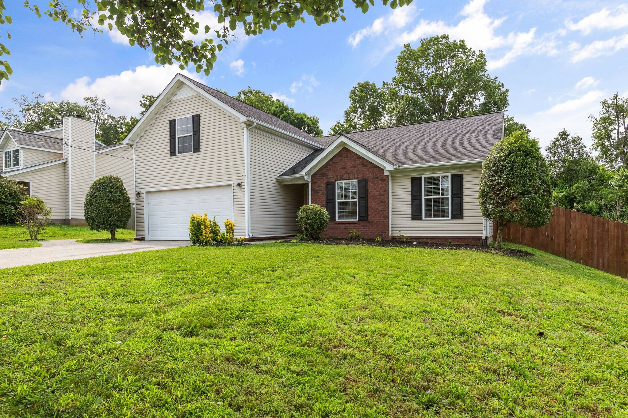 Property Photo: 917 Lavergne Ln TN 37086