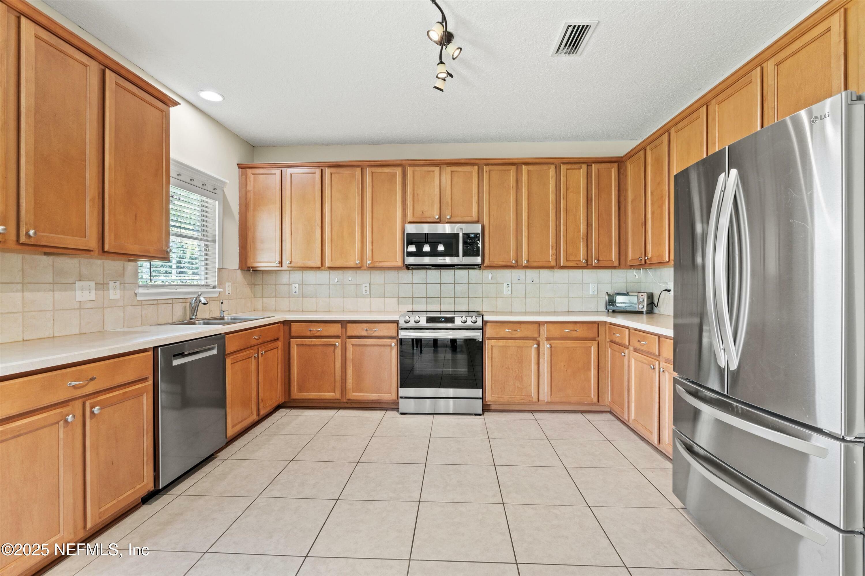 Property Photo: 2360 Golfview Drive FL 32003
