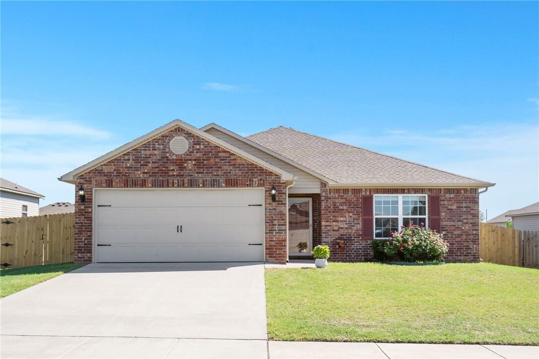 Property Photo:  2405 Maplewood Avenue  AR 72745 