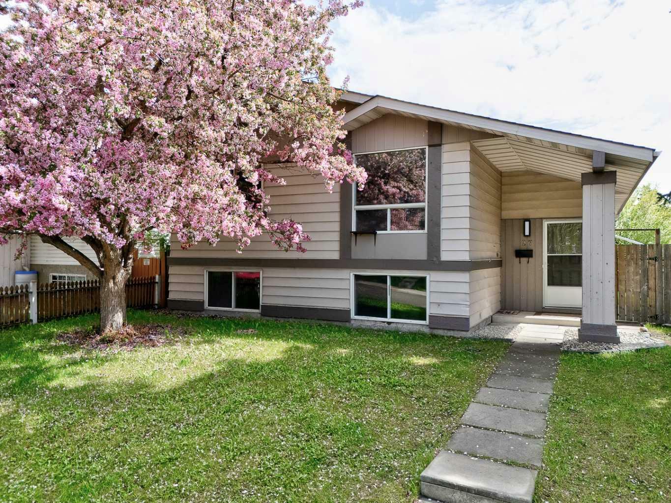 Property Photo:  27 Dovely Way SE  AB T2B 2K7 