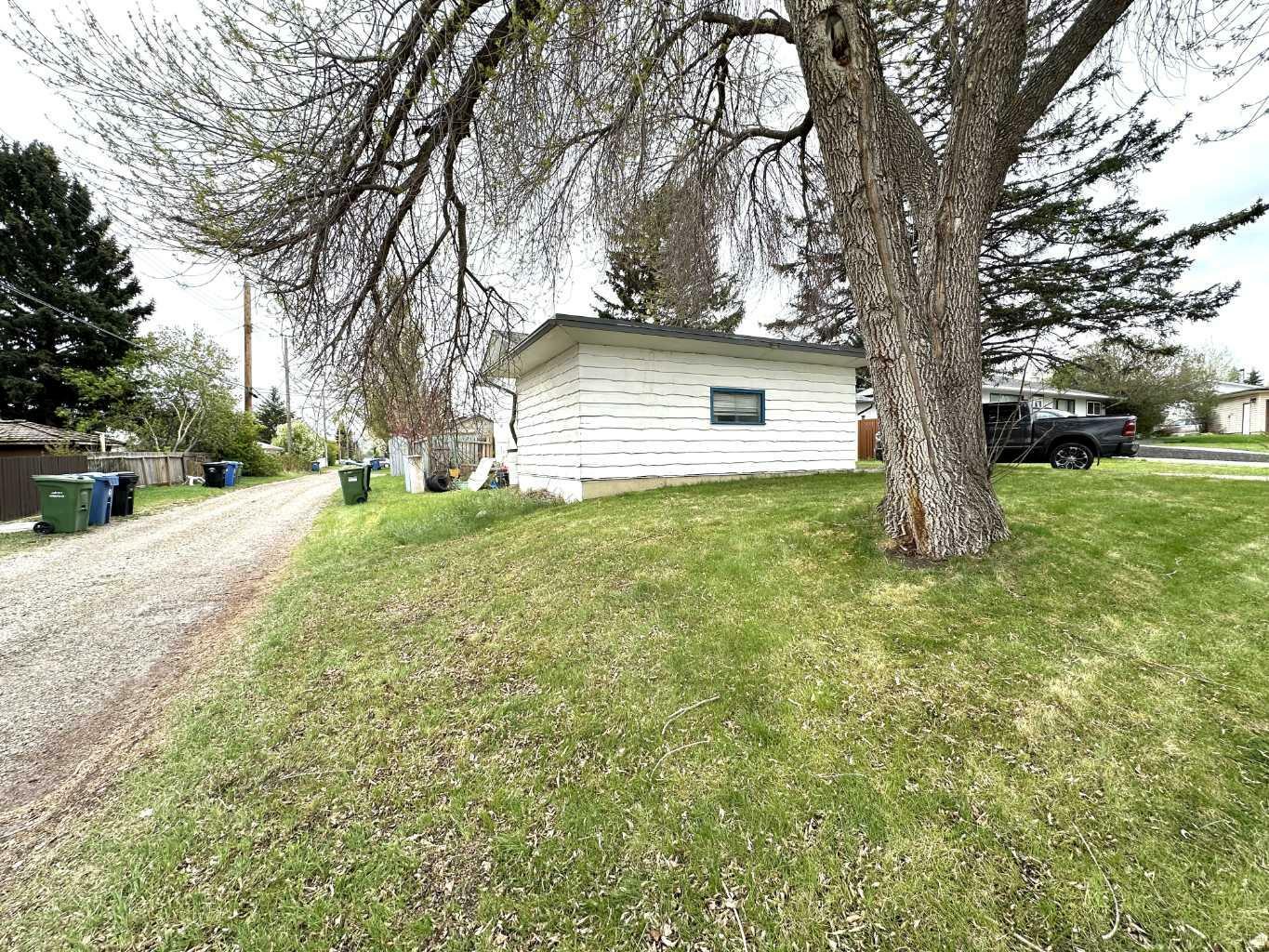 Property Photo: 11 Kingsland Place SW AB T2V 2K1