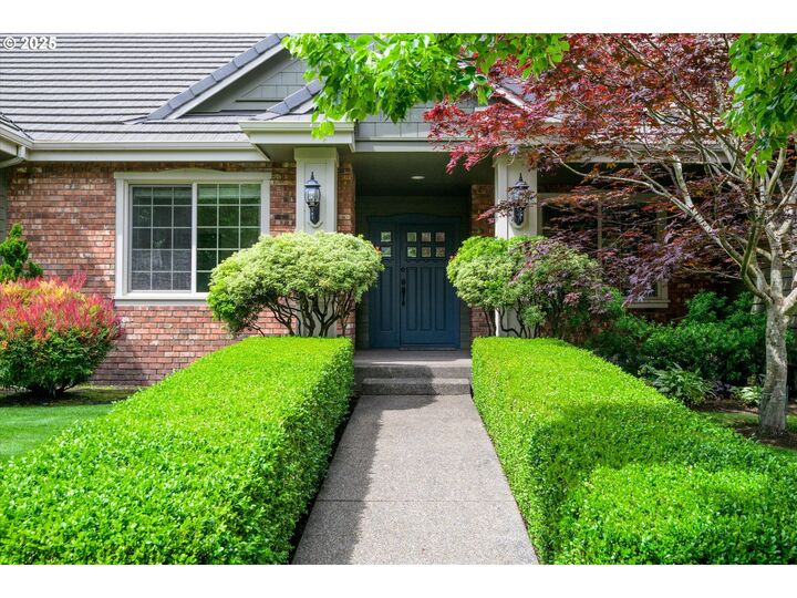 Property Photo: 2053 Lakeview Dr OR 97408