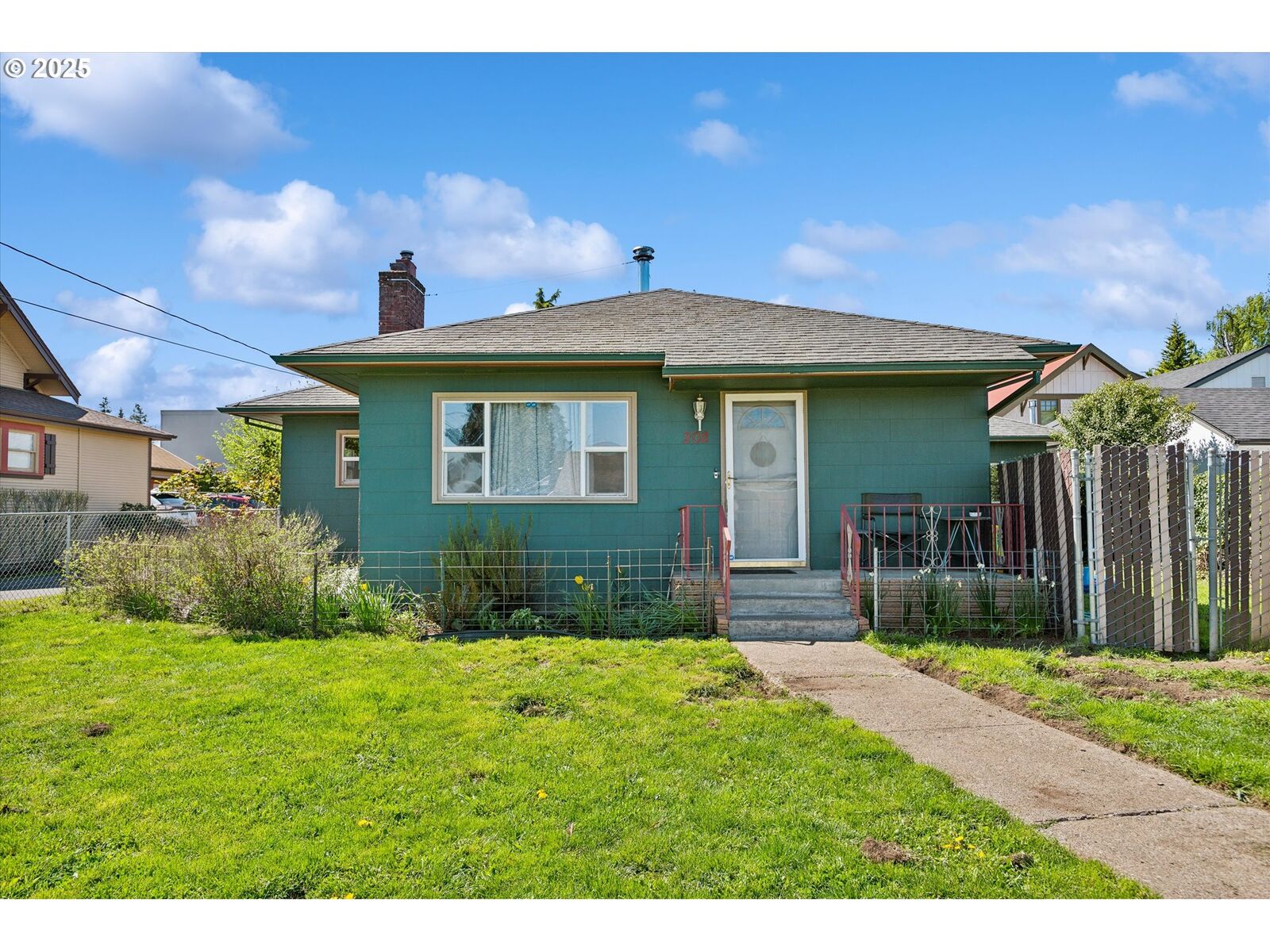 Property Photo:  208 E 3rd St  OR 97038 