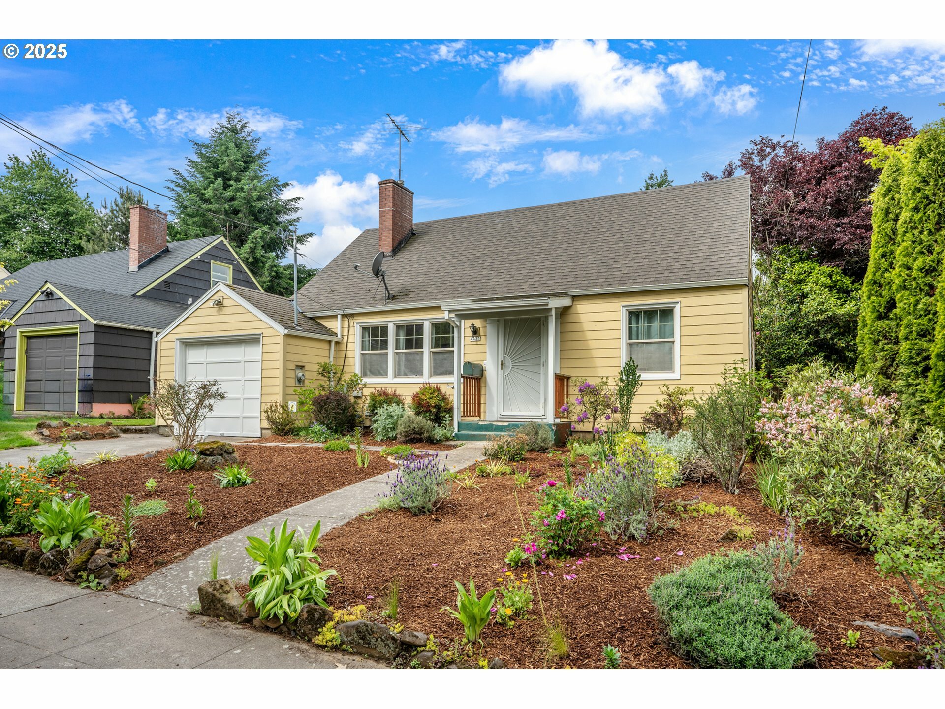 Property Photo:  4423 NE 72nd Ave  OR 97218 