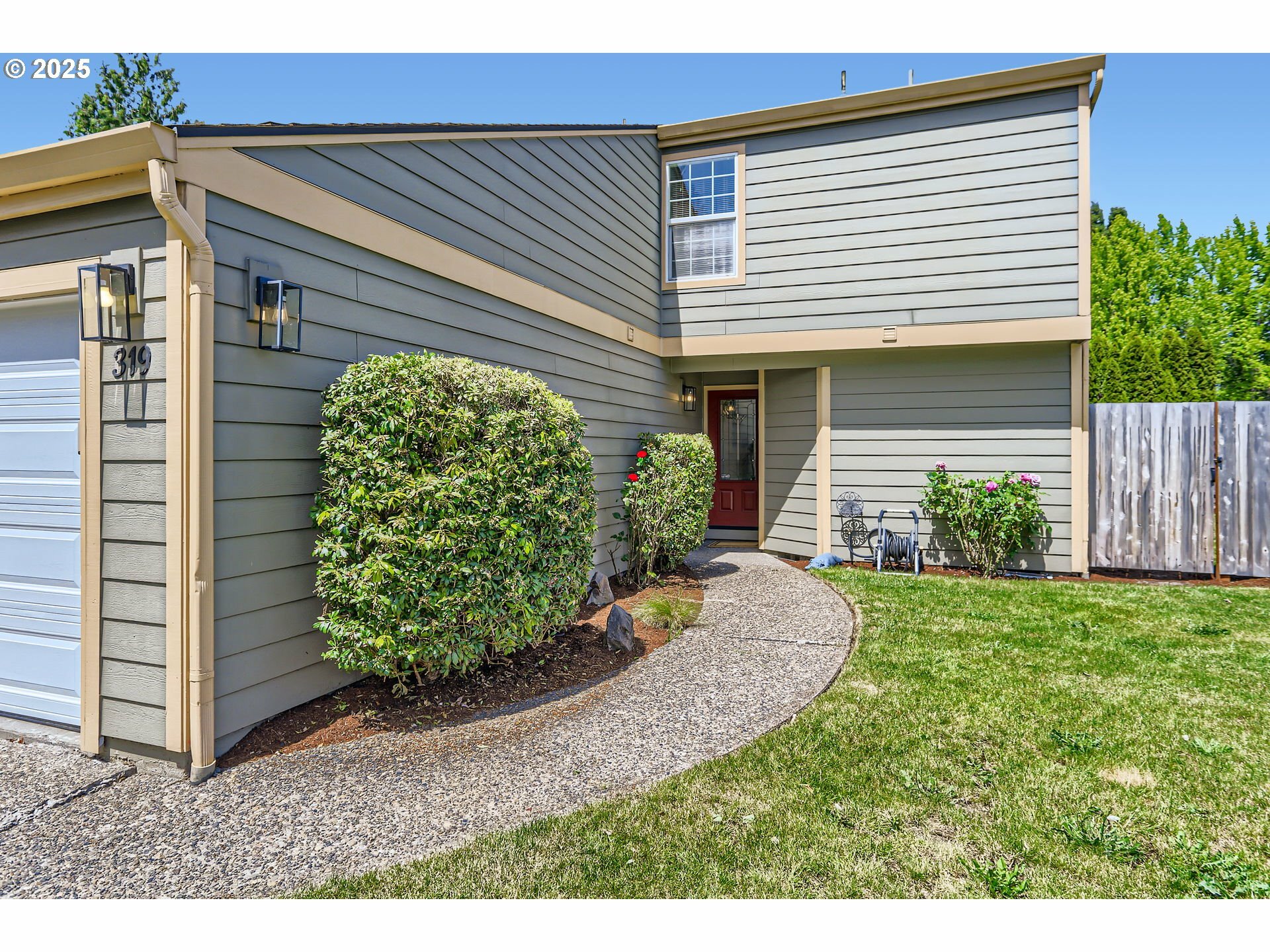 Property Photo: 319 NE Hyde Cir OR 97124
