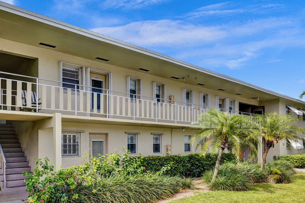 Property Photo: 312 NE 17th Avenue 202 FL 33435