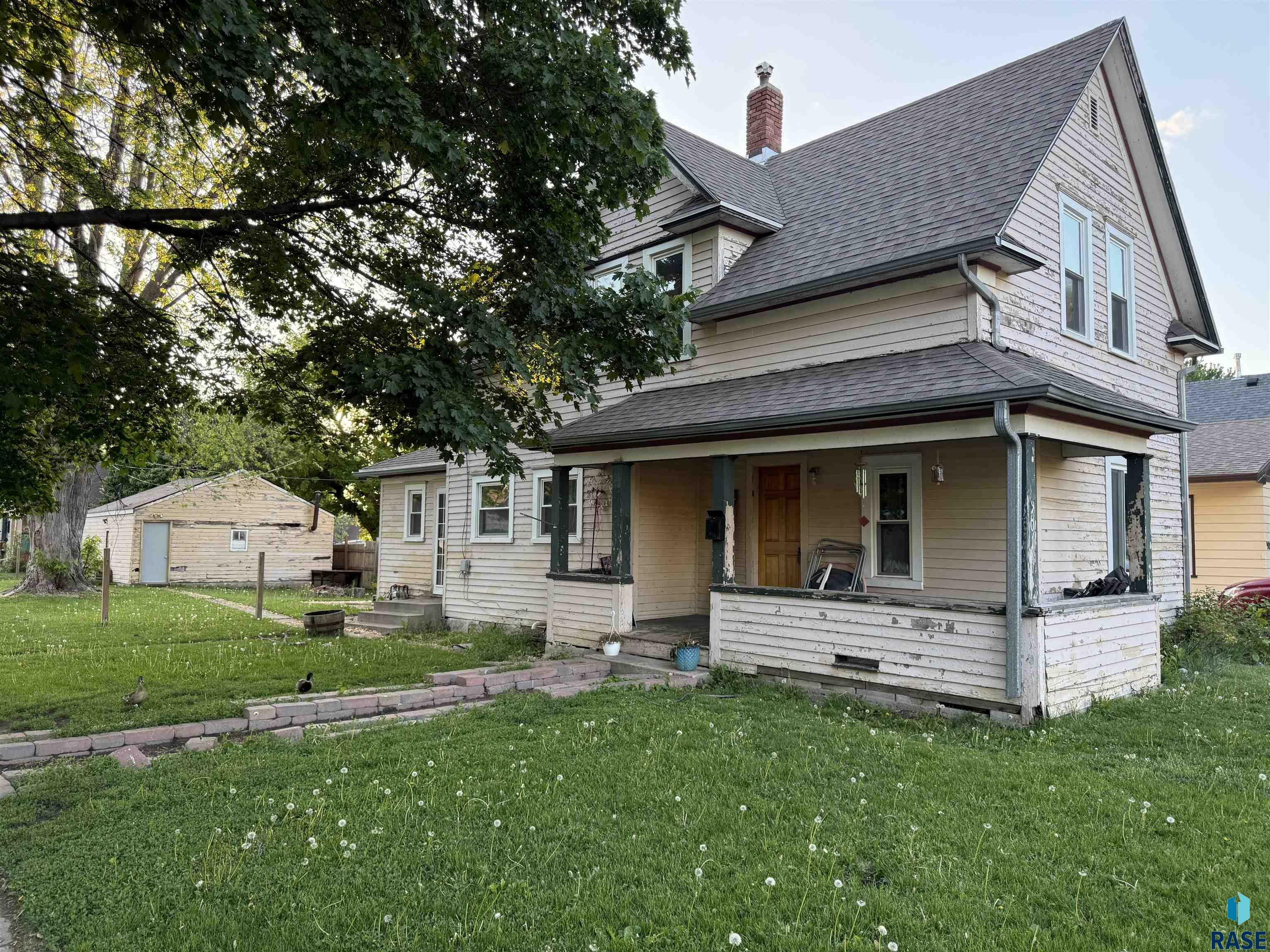 Property Photo: 901 N Spring Ave SD 57104
