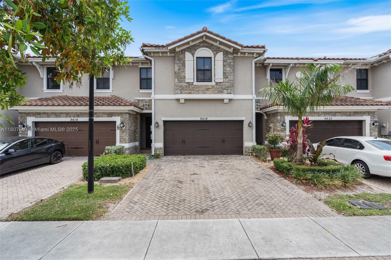 Property Photo: 9618 Waterview Way FL 33076