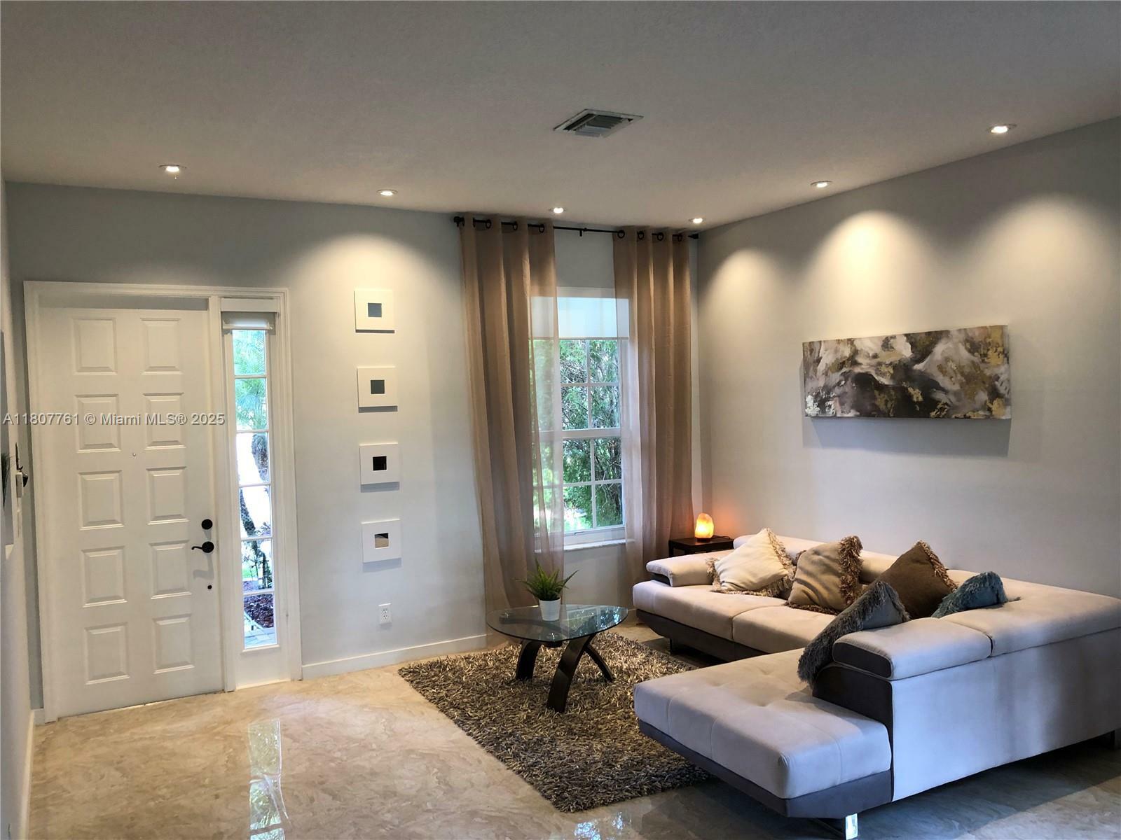 Property Photo: 4400 E Seneca Ave FL 33332