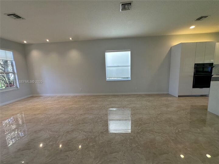 Property Photo:  4400 E Seneca Ave  FL 33332 