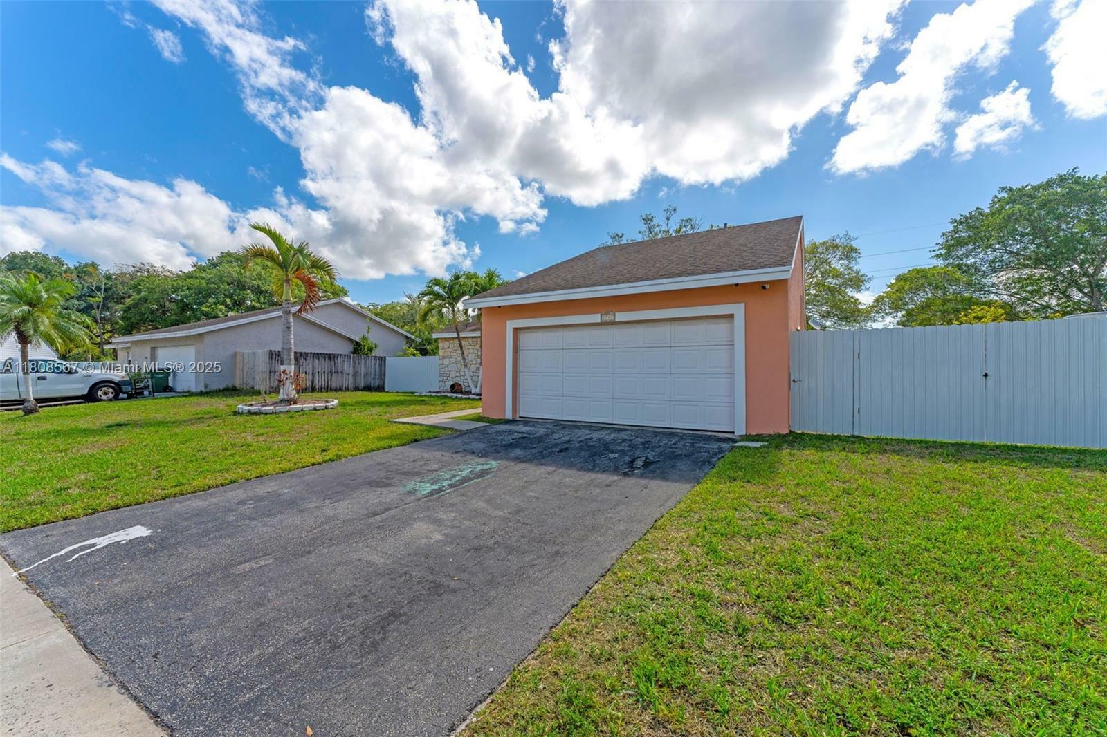 Property Photo: 1747 N Goldeneye Ln FL 33035