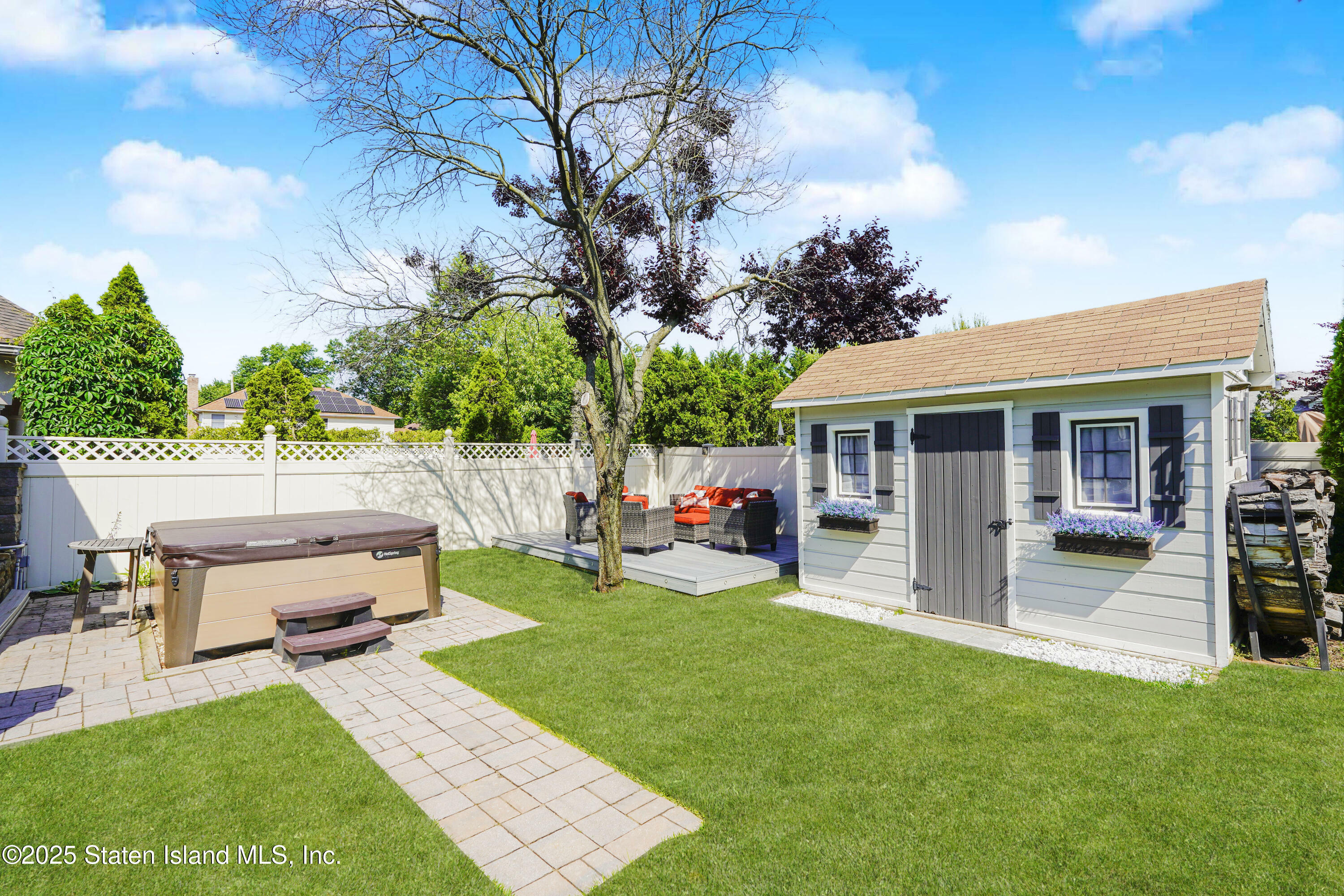 Property Photo:  5 Haywood Street  NY 10307 