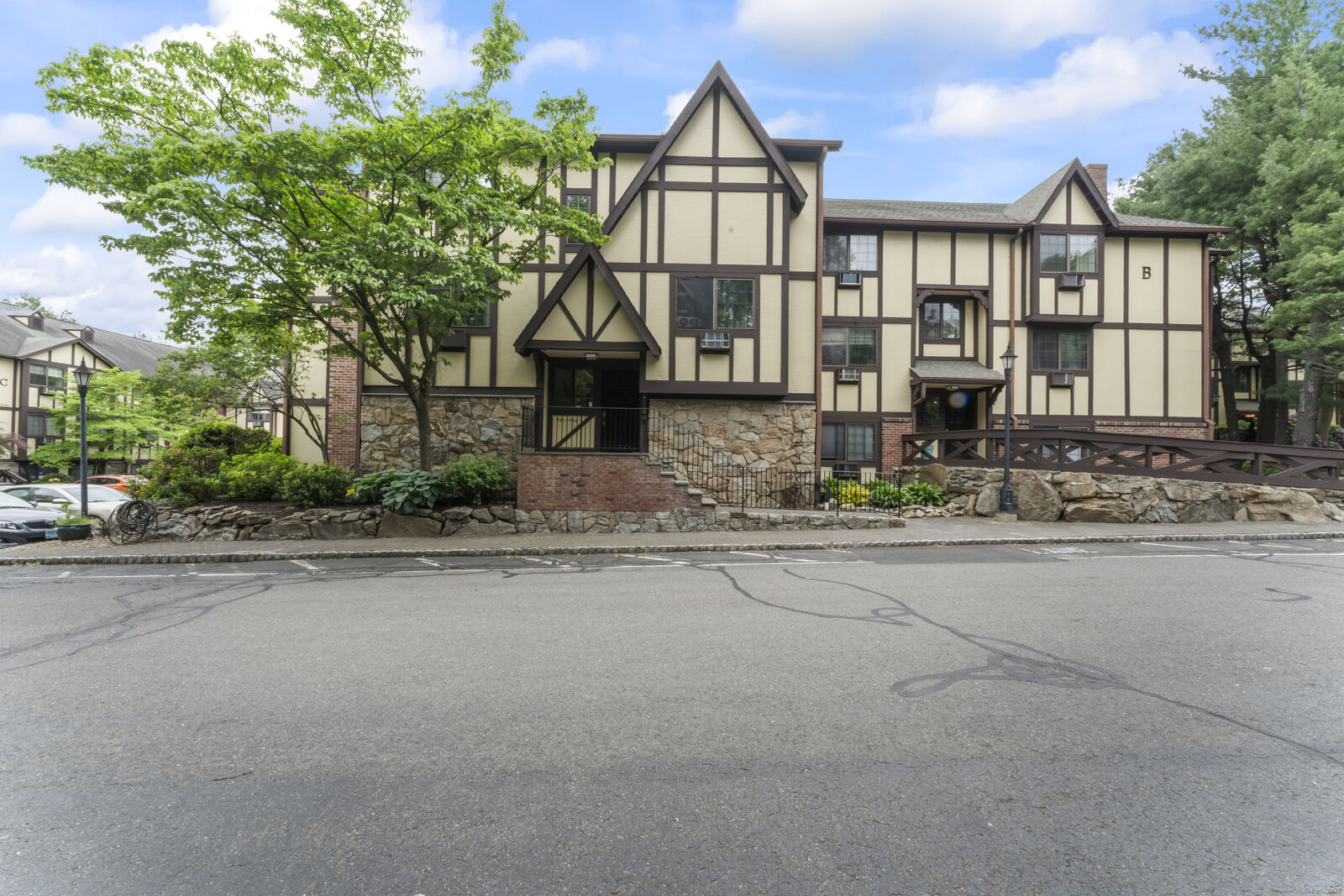 Property Photo:  50 Aiken Street Apt 465  CT 06851 