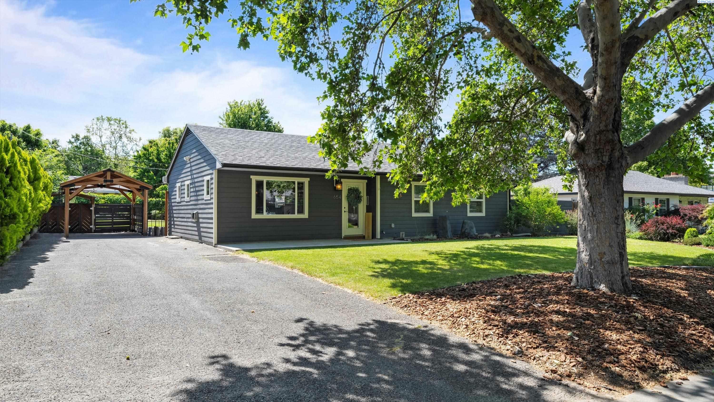 Property Photo: 654 Cottonwood Dr WA 99352