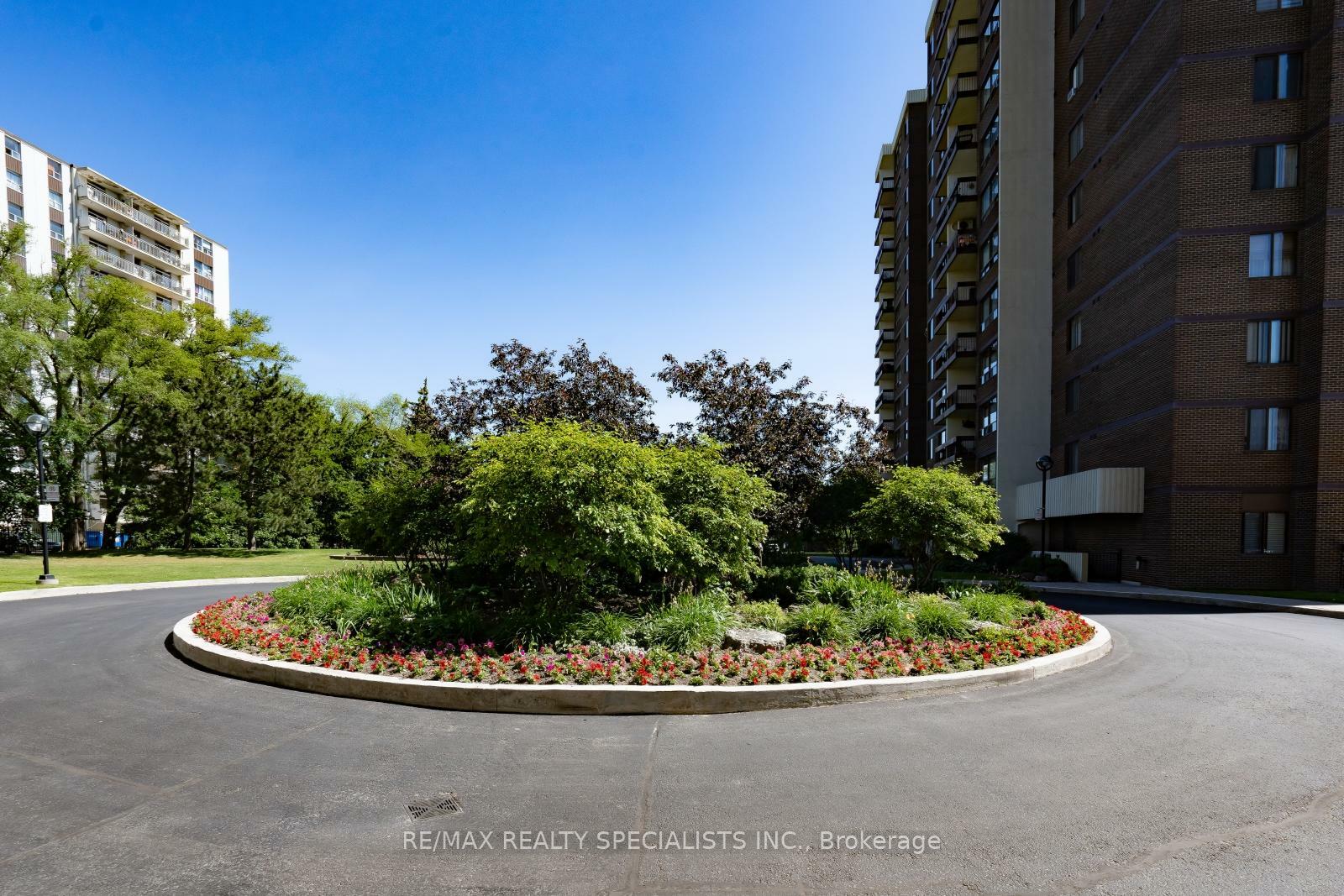 Property Photo: 2556 Argyle Road 802 ON L5B 2H6