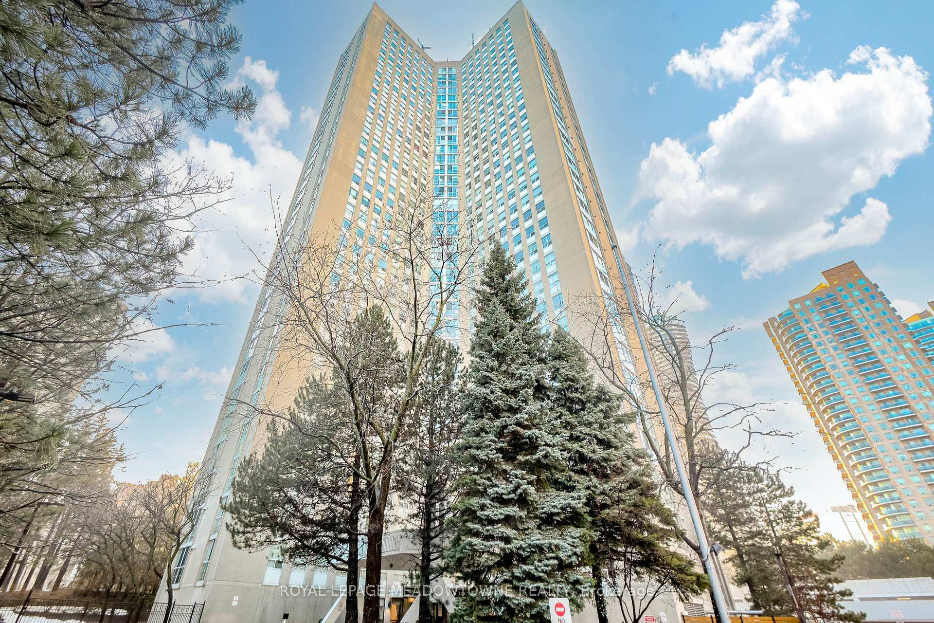 Property Photo: 3650 Kaneff Crescent 908 ON L5A 4A1