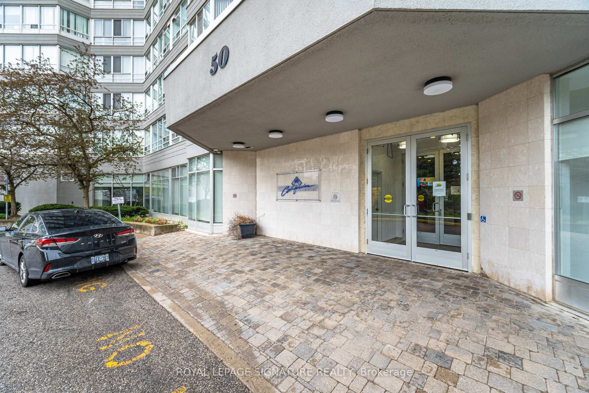 Property Photo:  50 Kingsbridge Garden Circle 808  ON L5R 1Y2 