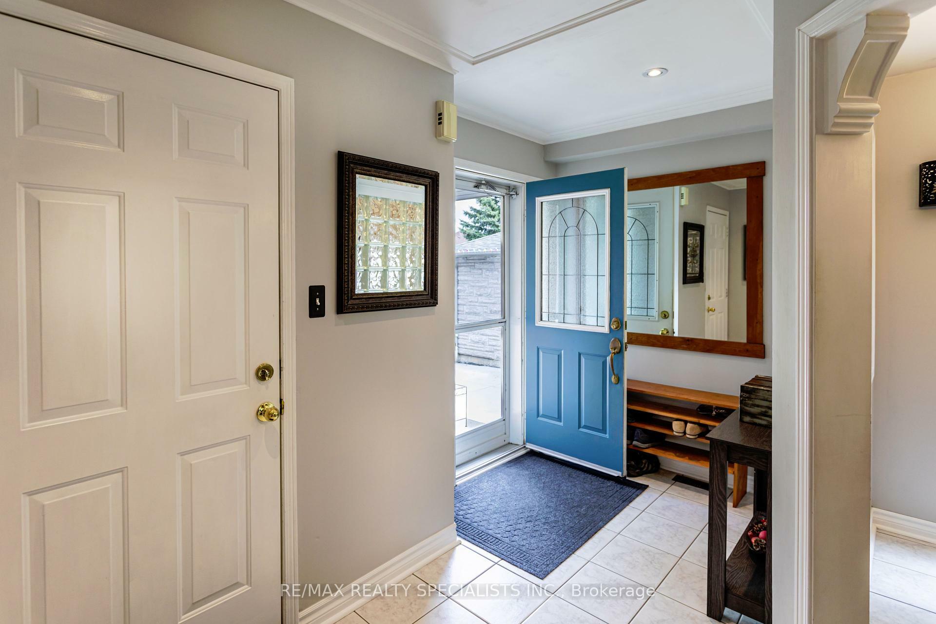 Property Photo: 6408 Hampden Woods Road ON L5N 7V3