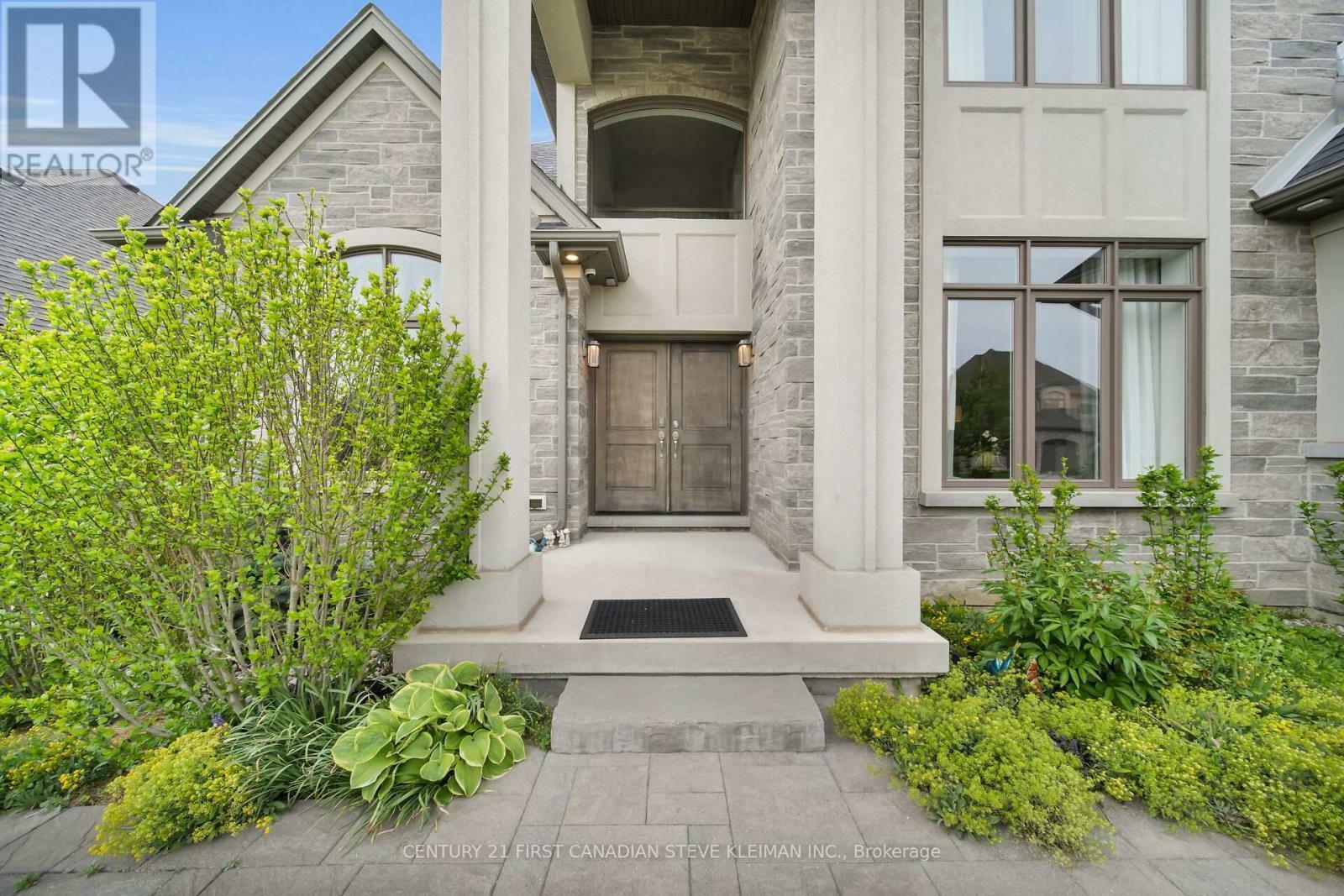 Property Photo: 504 Bradwell Chase ON N6G 0P7