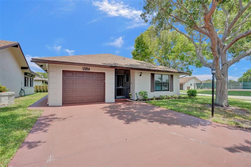Property Photo: 1584 SW 22nd Ter FL 33442