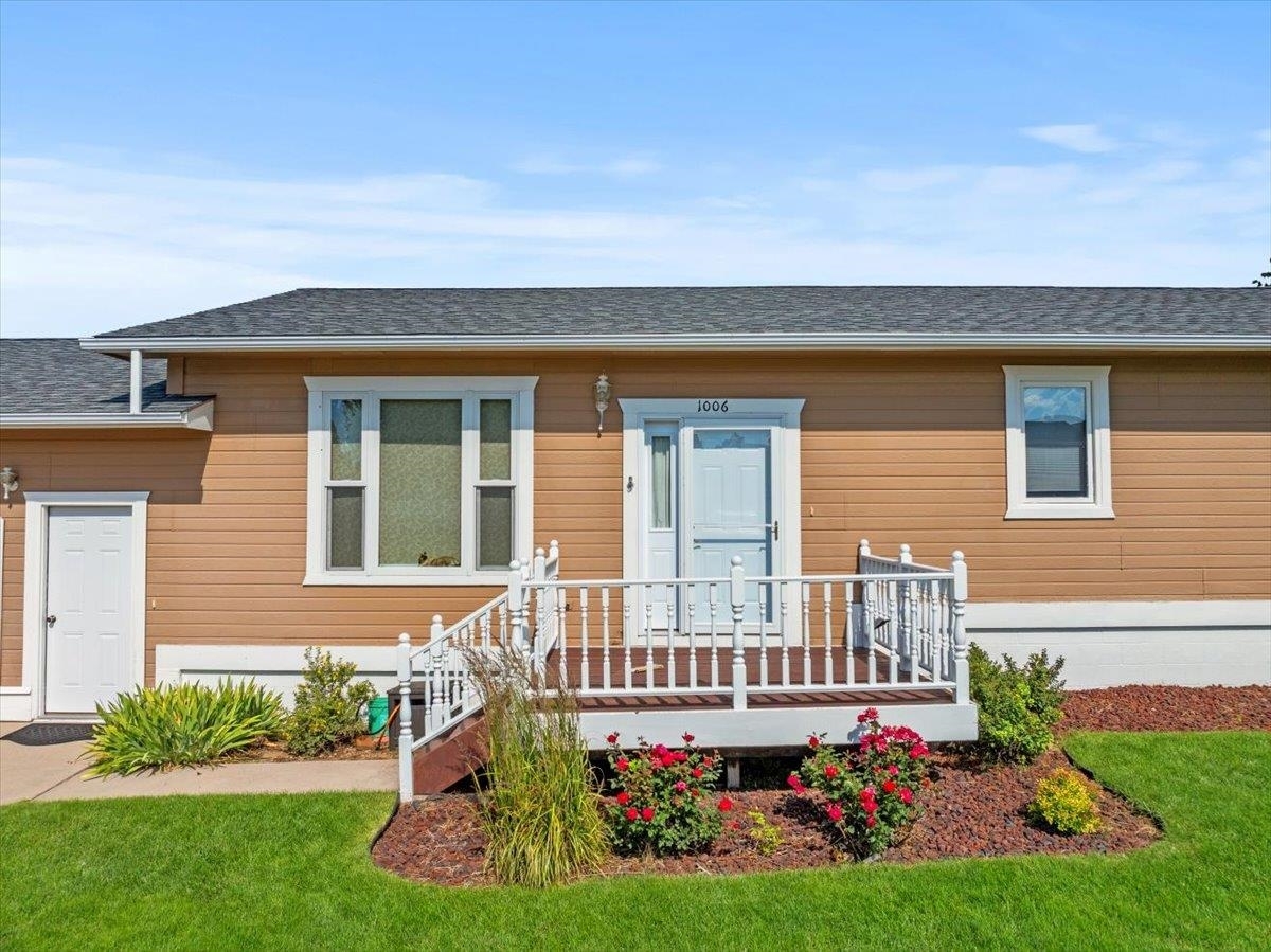 Property Photo: 1006 S 33rd Street SD 57783