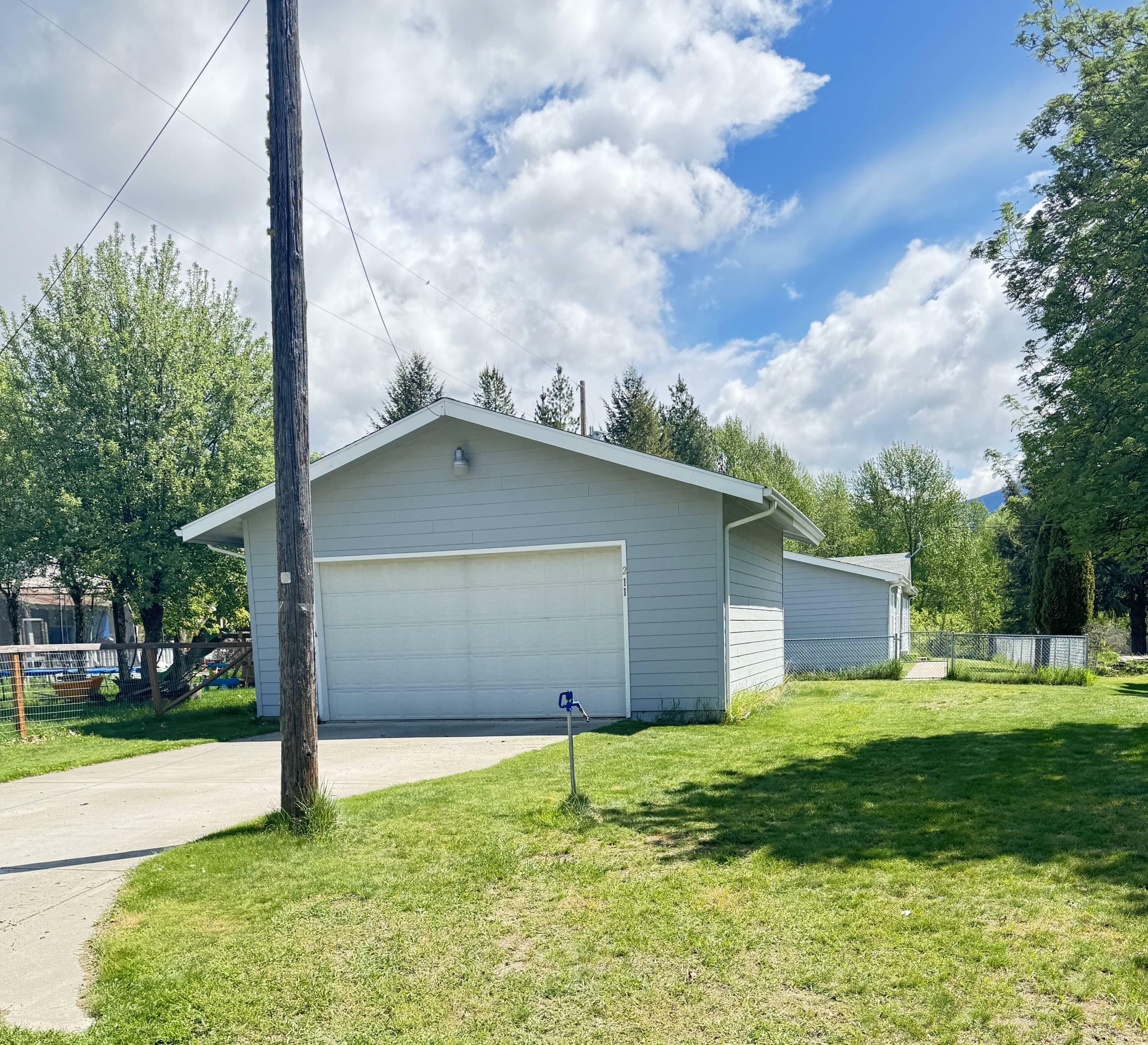 Property Photo:  211 8th Ave  WA 99139 