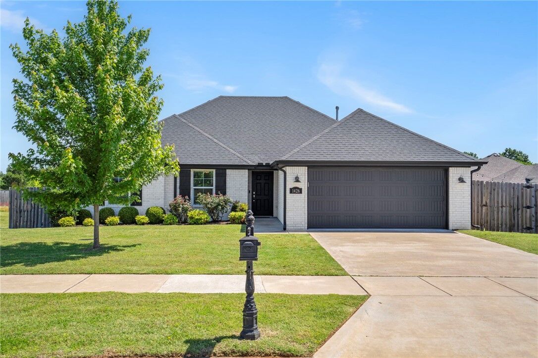 Property Photo:  1426 N Pershing Street  AR 72704 