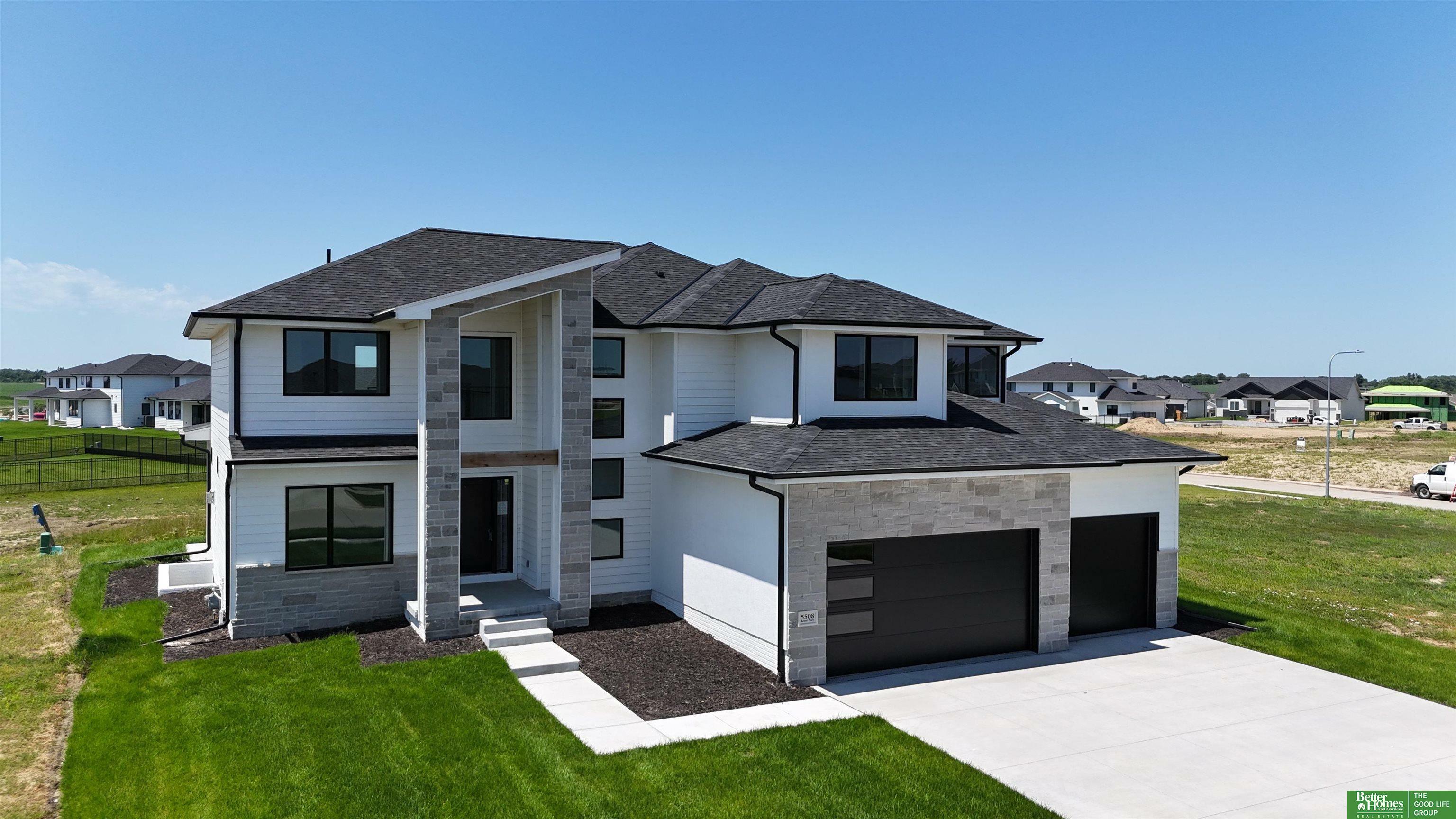 Property Photo: 5508 Kestrel Parkway NE 68022
