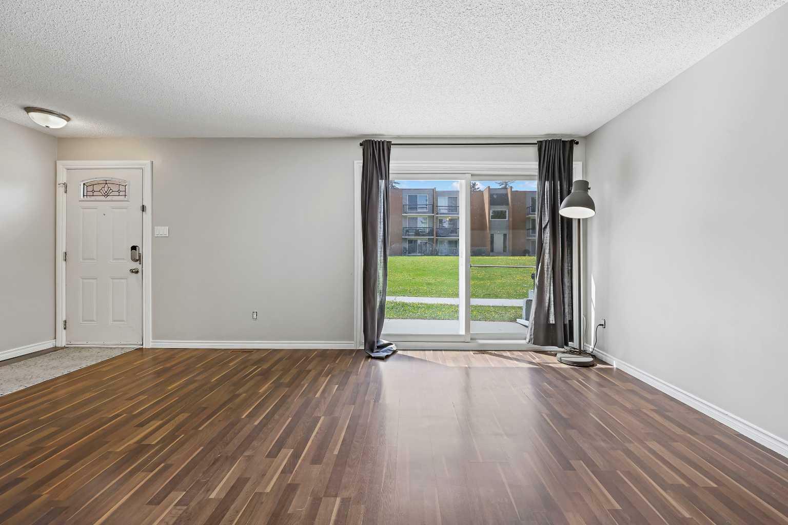 Property Photo:  3507 43 Street SW  AB T3E 3P4 