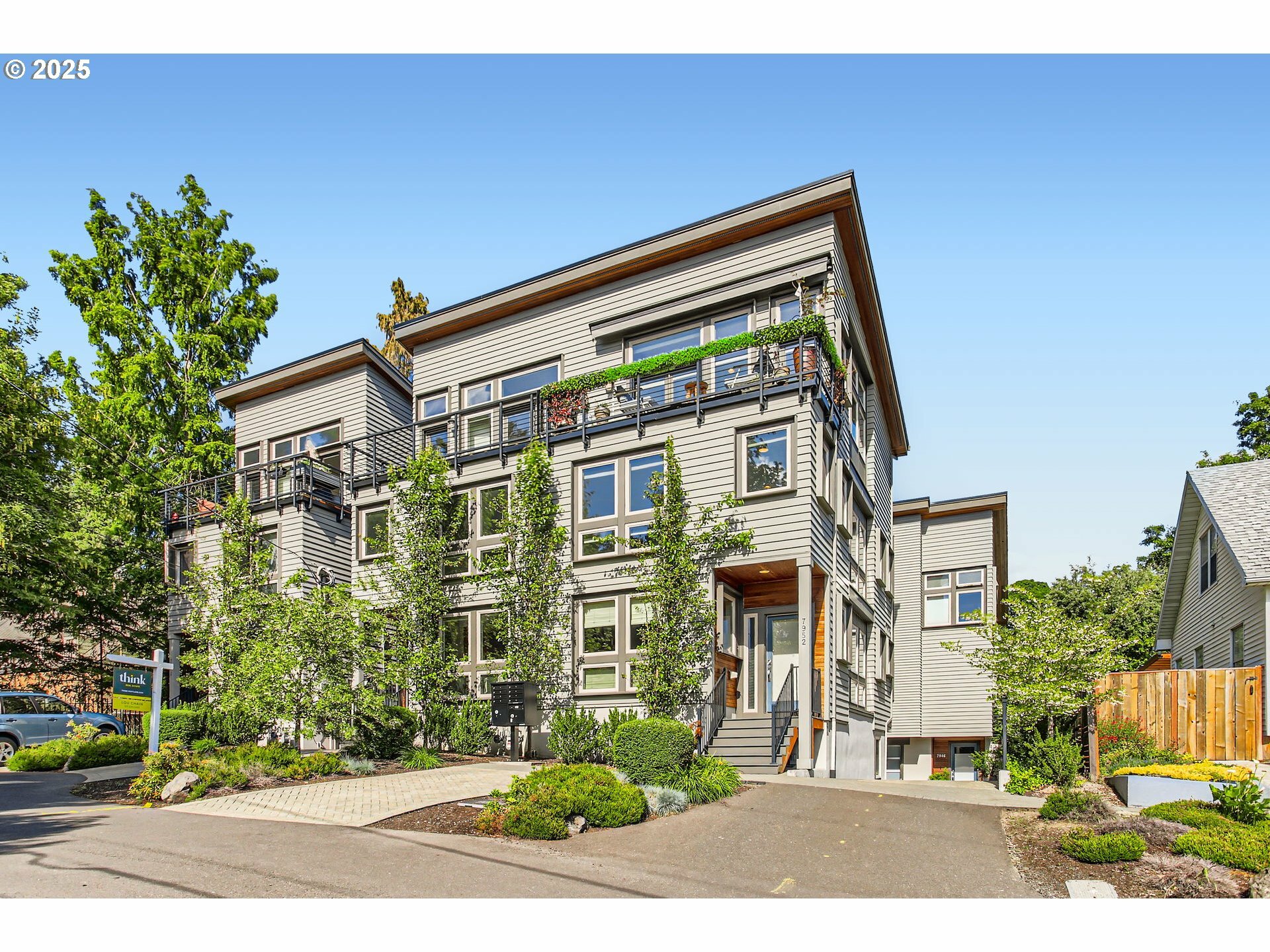 Property Photo: 7952 SE 6th Ave 3 OR 97202