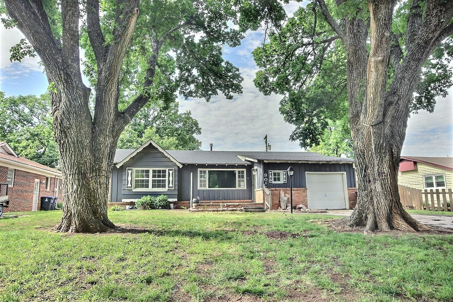Property Photo: 901 E Skyview Dr KS 67042-4172