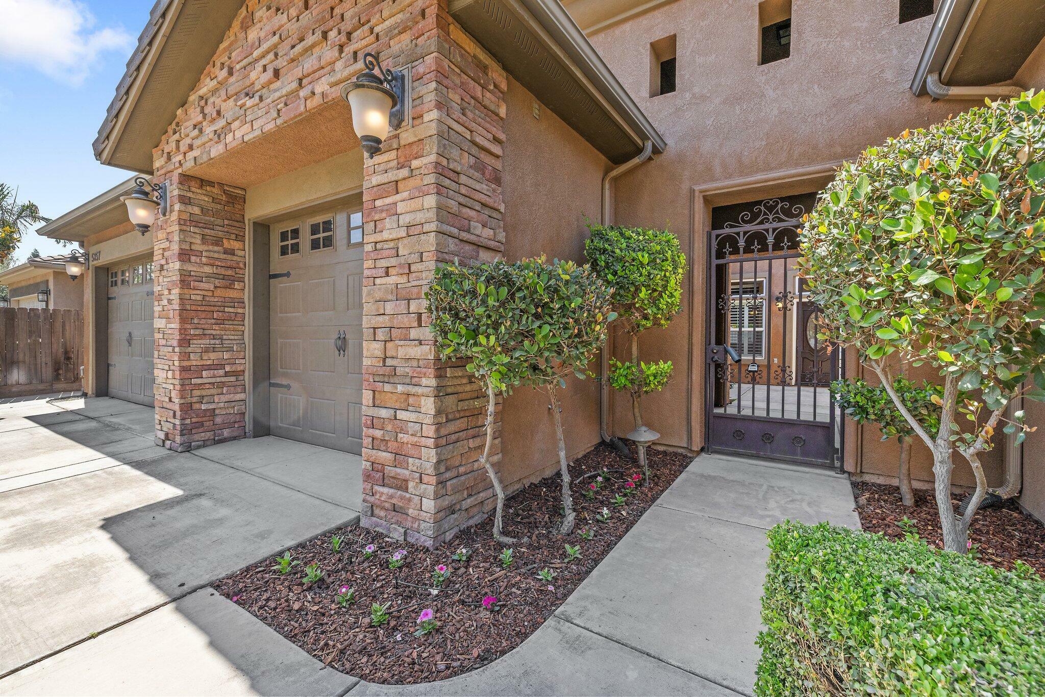 Property Photo:  5857 W Modoc Avenue  CA 93291 