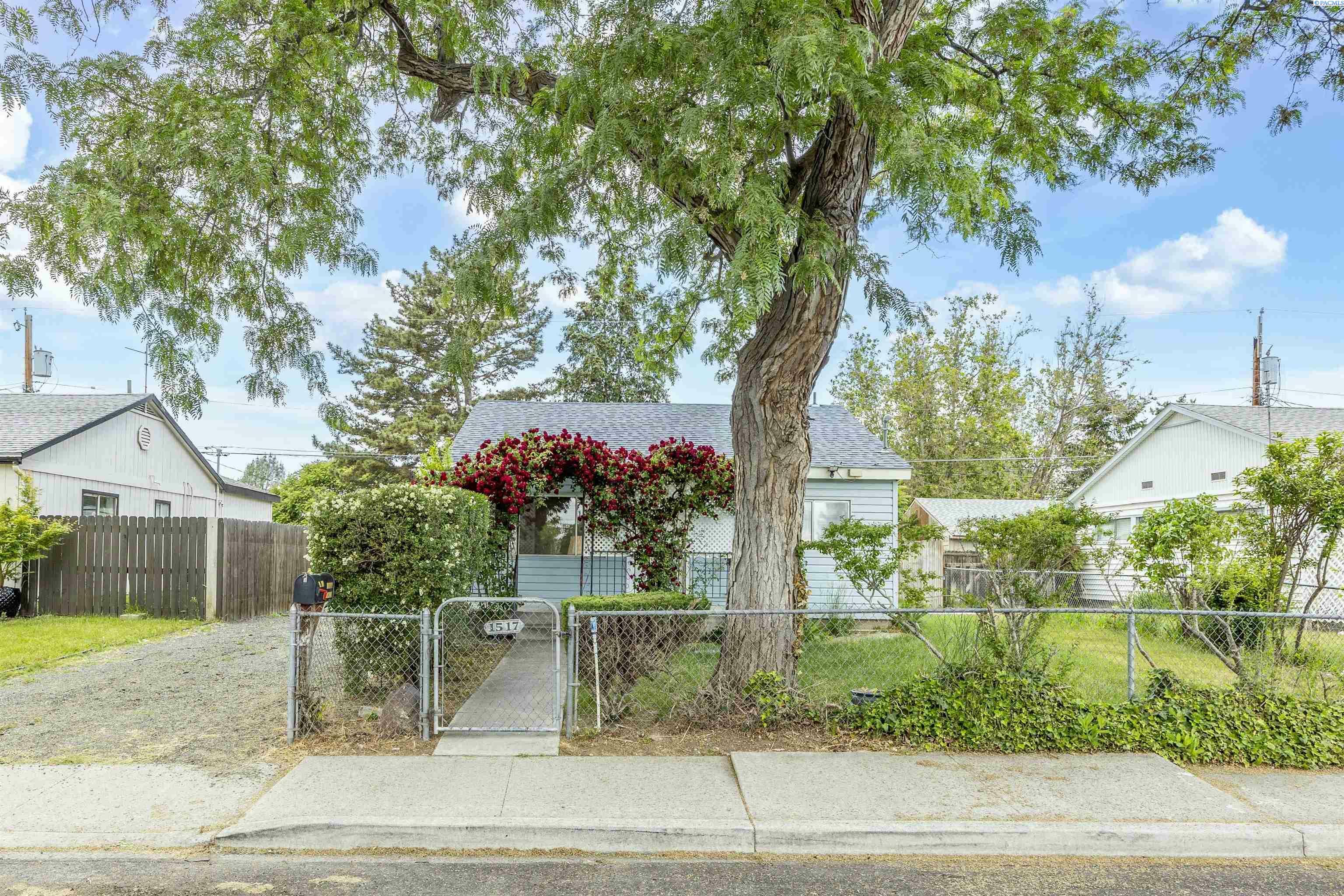Property Photo: 1517 Perkins Ave WA 99354