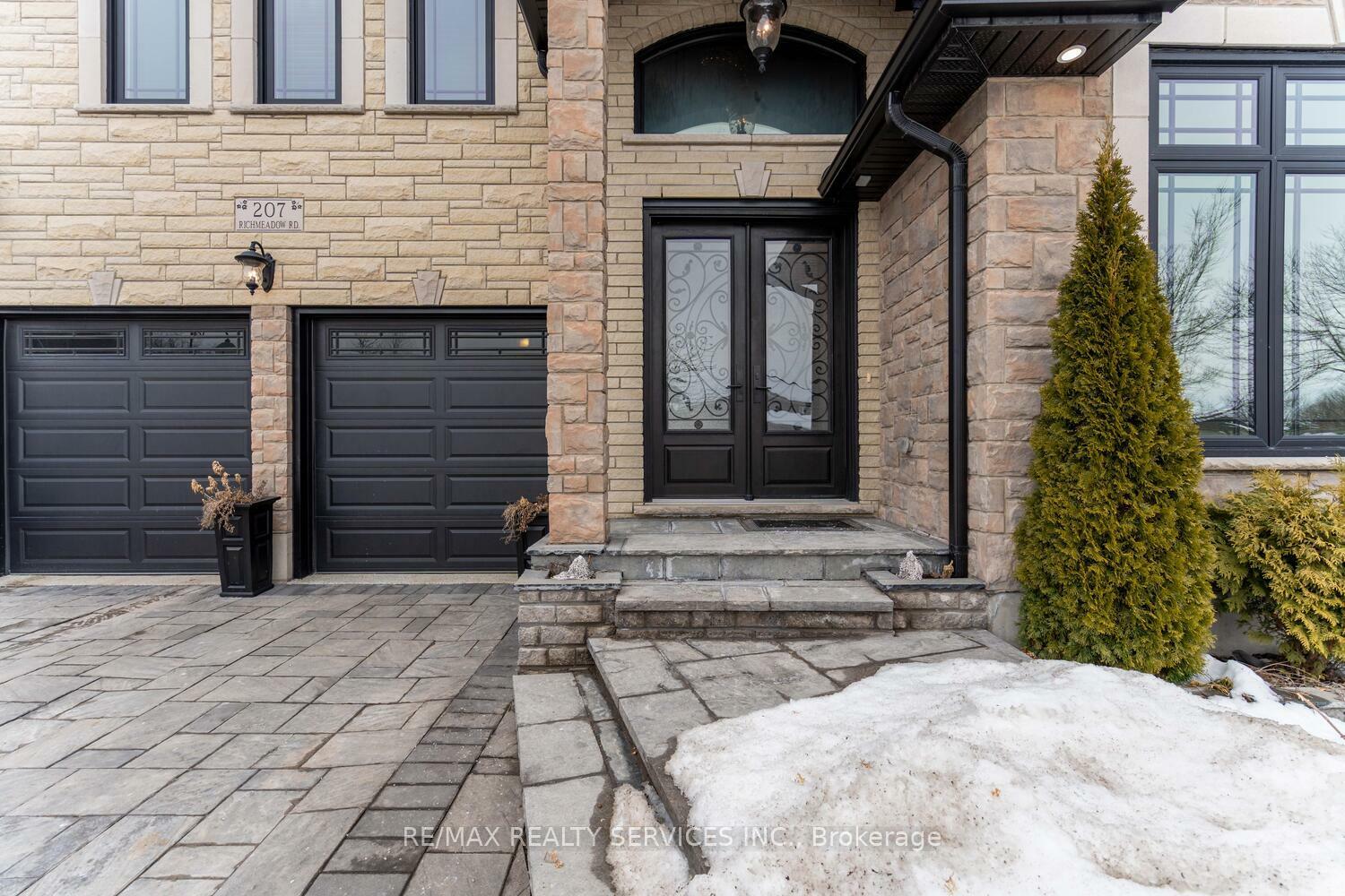 Property Photo: 207 Richmeadow Road ON N6H 5T3