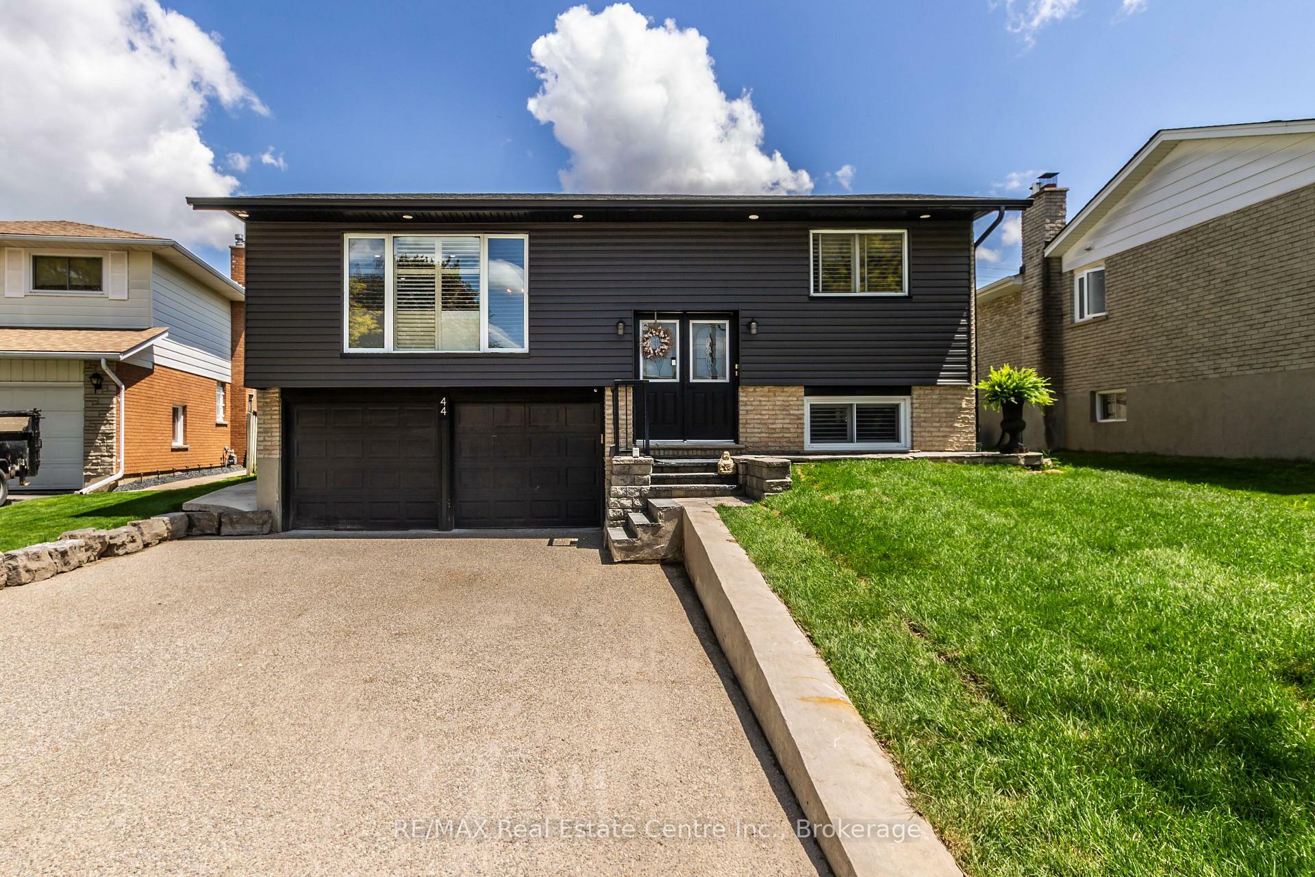 Property Photo: 44 Oakhurst Crescent N ON N2B 3K3
