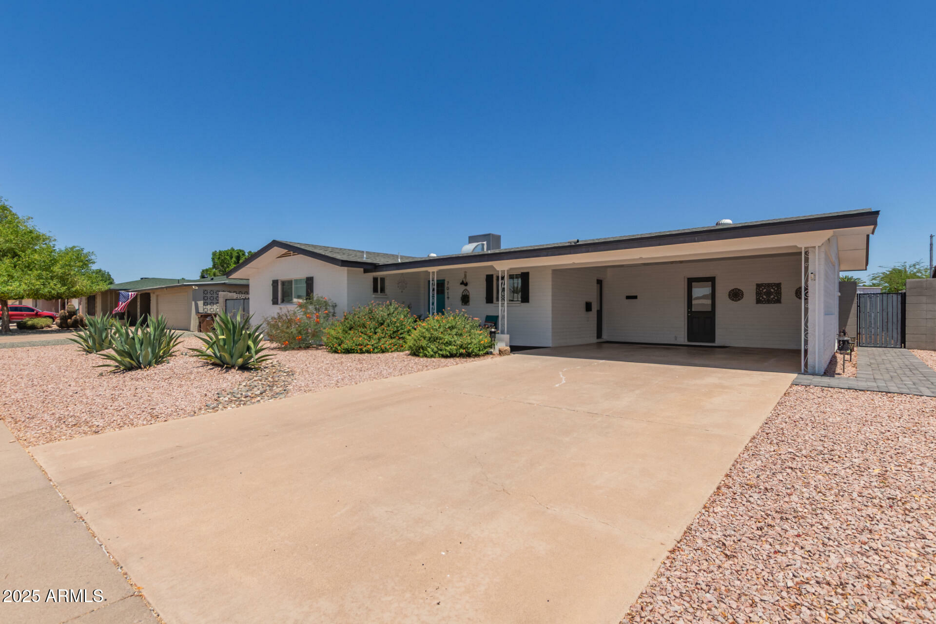 Property Photo: 701 N 55th Place AZ 85205
