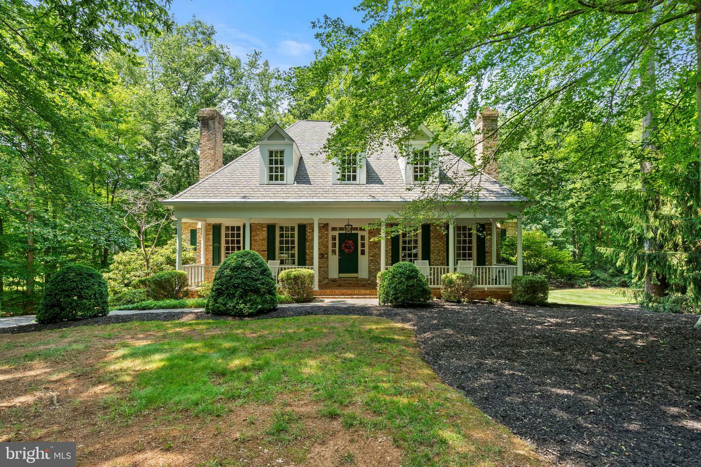 Property Photo: 6008 Finchingfield Road VA 20187