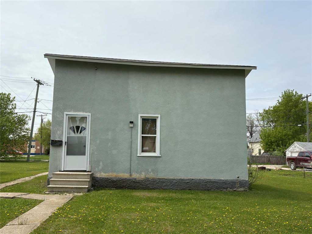 Property Photo: 17 4th Avenue Southwest MB R7N 1T5