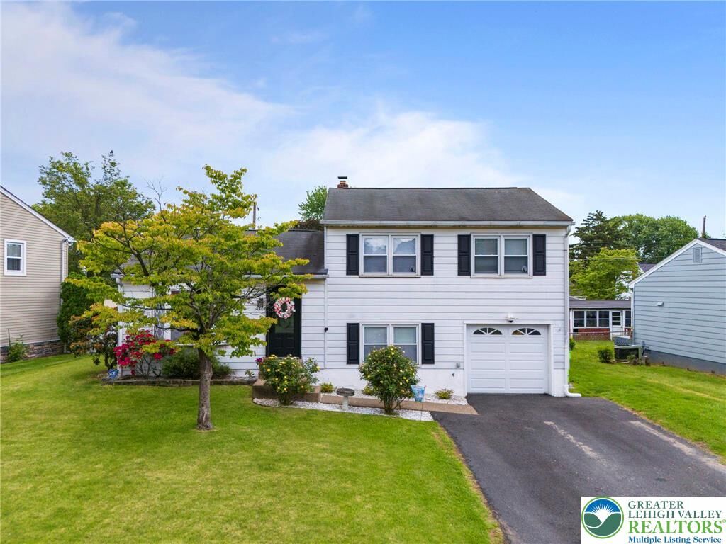 Property Photo:  4308 Windfield Terrace  PA 18045 