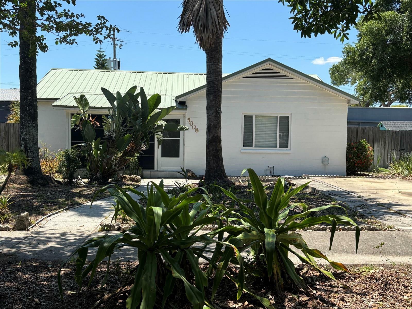 Property Photo: 5008 N Suwanee Avenue FL 33603