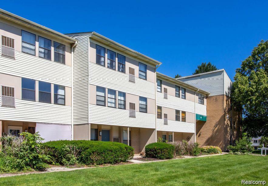 930 Village Green Lane  Waterford MI 48328 2473 photo