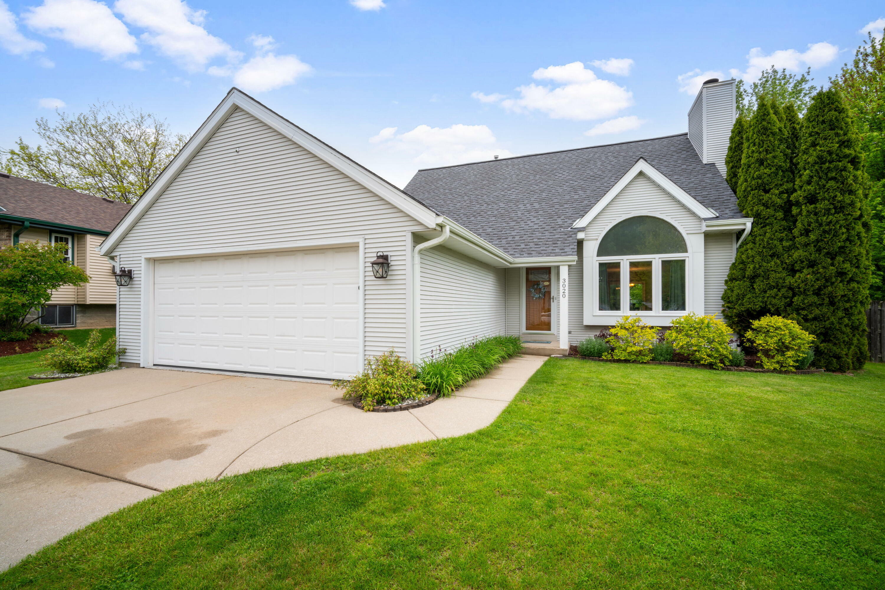 Property Photo:  3020 E Diane Dr  WI 53154 