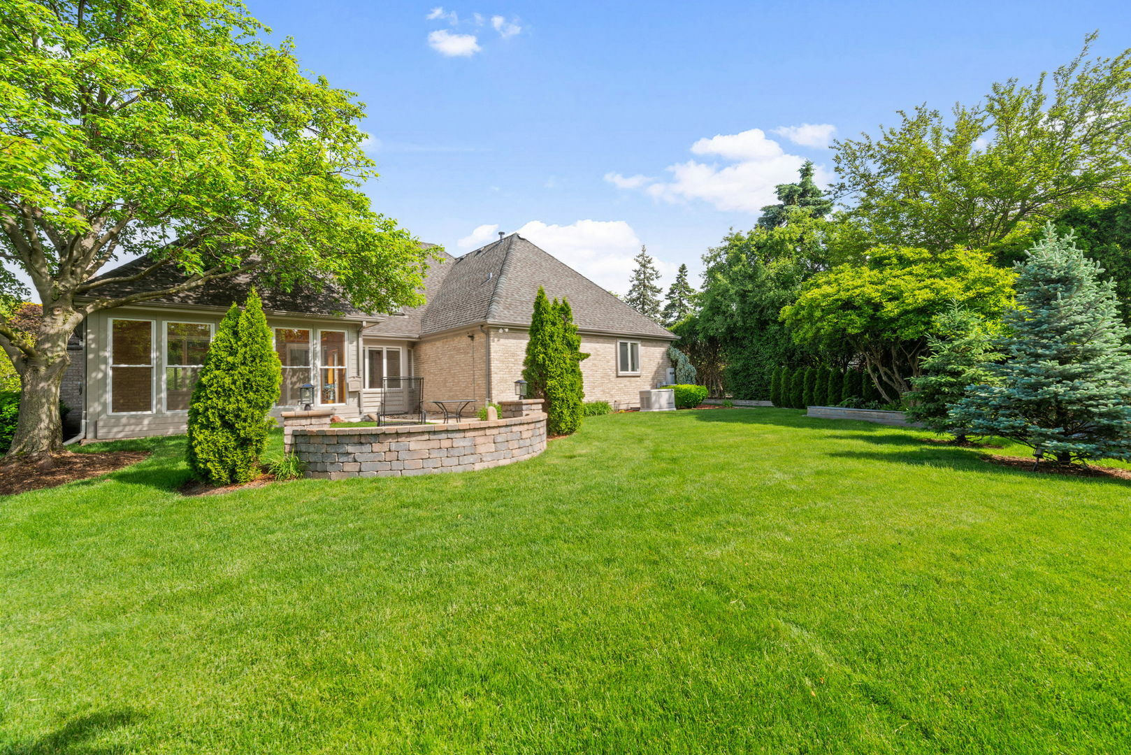 Property Photo: 13 Glenoble Court IL 60523